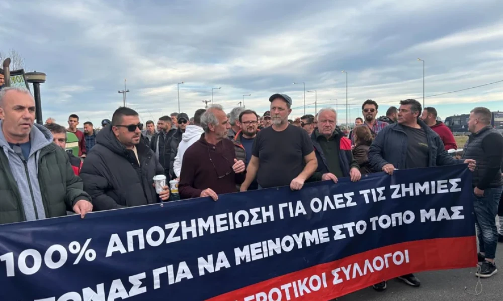 Αγρότες: "Άναψαν τα αίματα" με την αστυνομία στην Καρδίτσα- Πήγαν να ανεβάσουν τρακτέρ στον Ε-65 (Εικόνες-Βίντεο)